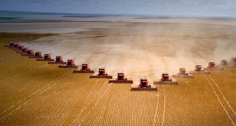 Soybeans are harvested at Fartura Farm, in Mato Grosso state, Brazil – Paulo Fridman/Corbis &copy; (Bing Canada)