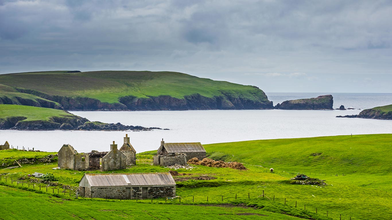 An old farm in the Shetland Islands, Scotland (© Michael Runkel/Getty Images)(Bing Canada)