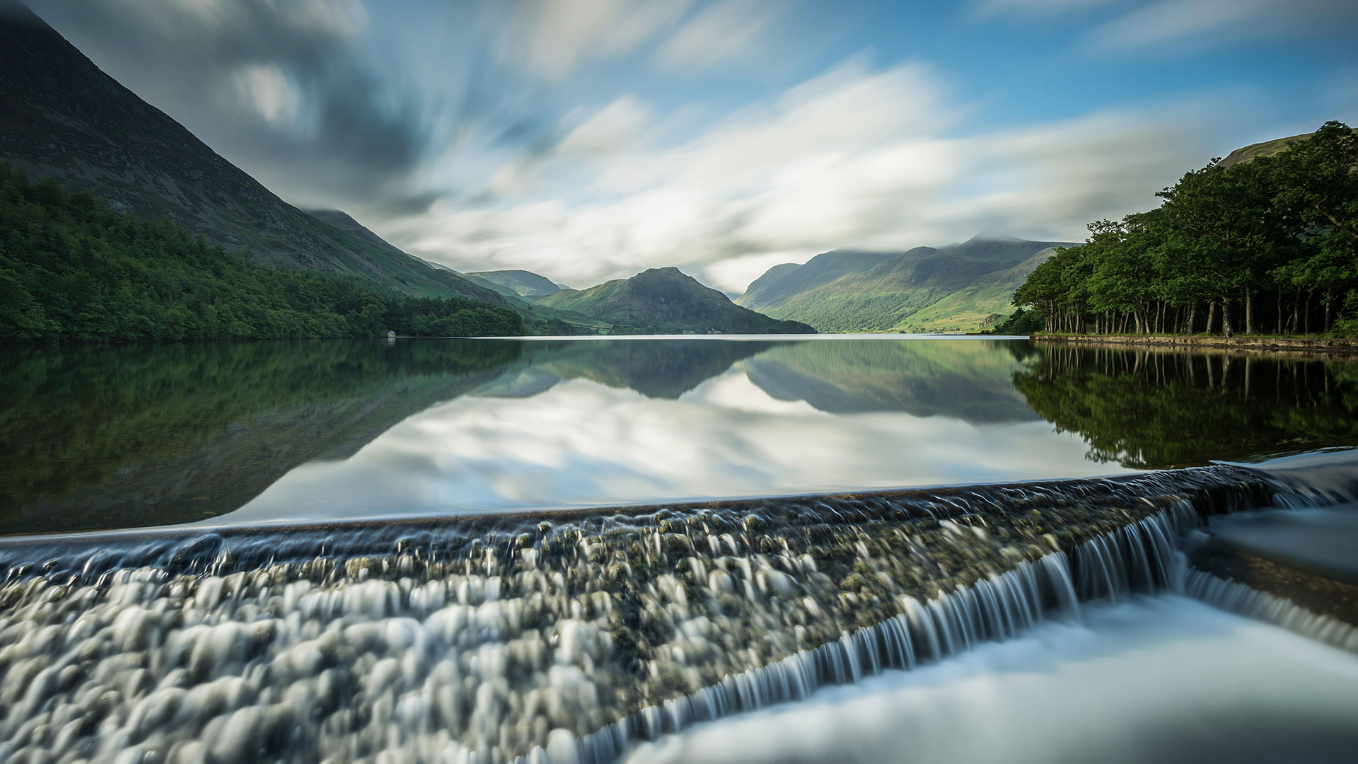 克拉莫克湖上的倒影，英国坎布里亚湖区 (© Damian Harrison/Alamy)(Bing China)