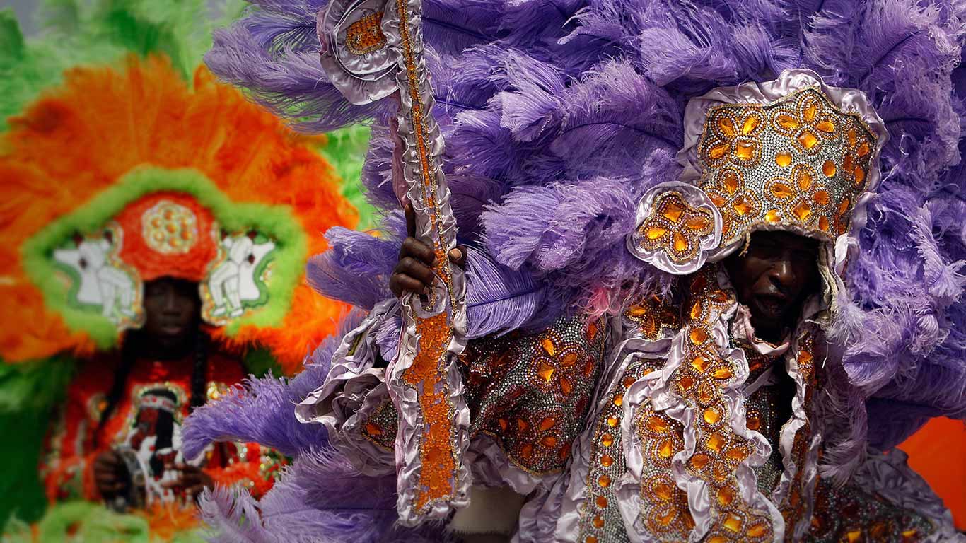 Members of the Wild Red Flame Mardi Gras Indians in New Orleans, Louisiana (© Chris Graythen/Getty Images)(Bing Canada)