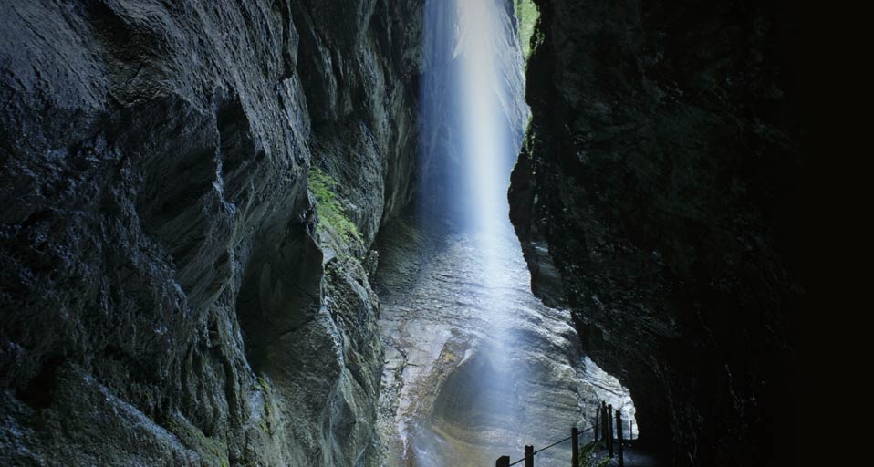 Ein Sonnenstrahl fällt in die Partnachklamm bei Garmisch-Partenkirchen –  Christian Handl/Imagebroker RF/Age Fotostock &copy; (Bing Germany)