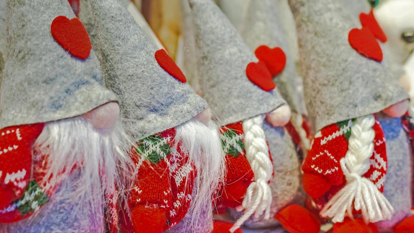 Gnomes for sale at a Christmas market in Pergine Valsugana, Italy (© Flavia Morlachetti/Moment/Getty Images)(Bing United Kingdom)
