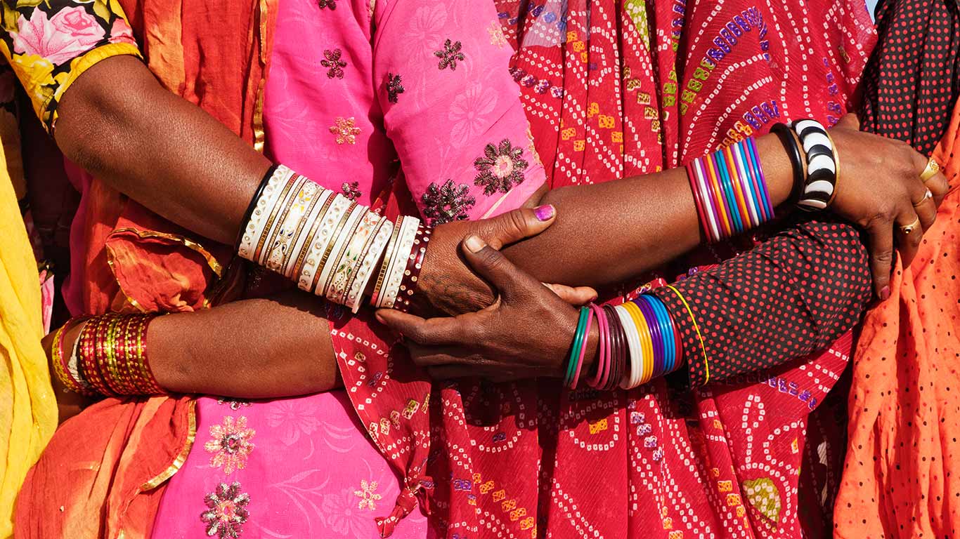 Frauen in traditioneller indischer Kleidung (© Jeremy Woodhouse/Getty Images)(Bing Deutschland)