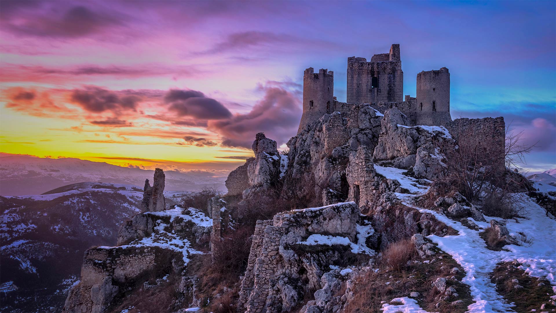 Rocca Calascio in Abruzzo, Italy (© Francesco Russo/eStock Photo)(Bing United Kingdom)