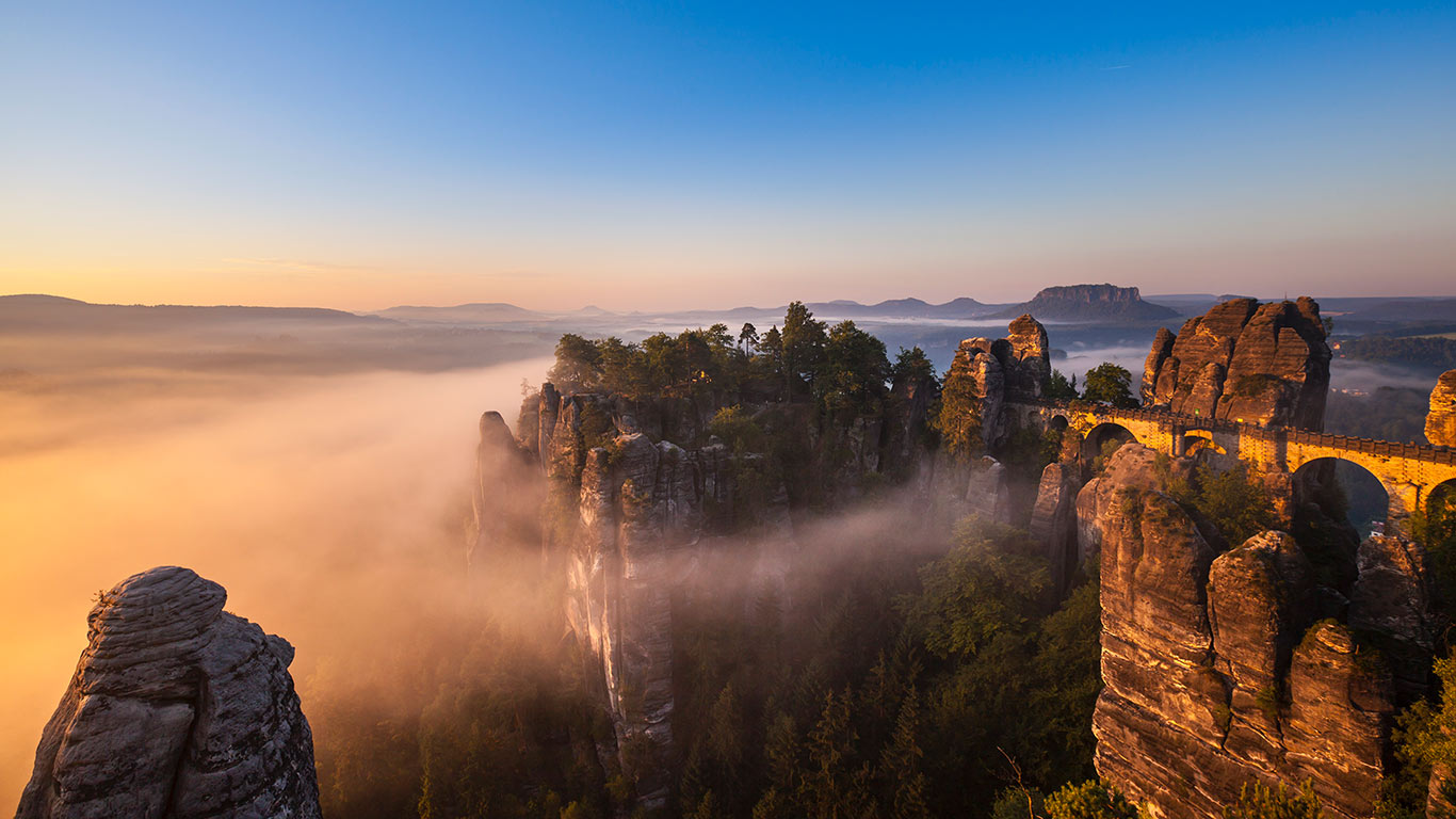 Elbsandsteingebirge und Basteibrücke in der Morgendämmerung, Sachsen, Deutschland (© hsimages/Westend61/Offset/Shutterstock)(Bing Deutschland)