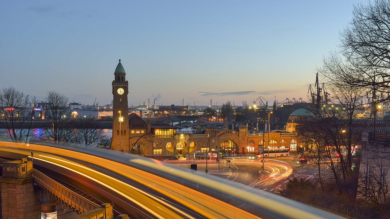 St. Pauli-Landungsbrücken bei Sonnenuntergang, Hamburg, Deutschland (© WestEnd61/REX/Shutterstock)(Bing Deutschland)