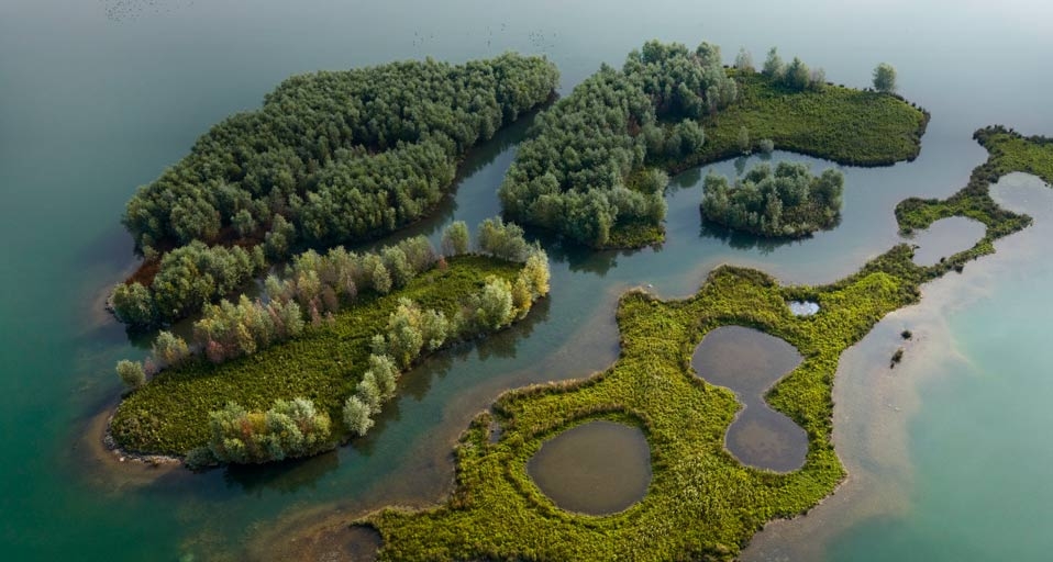 Diese kleinen Sandinseln liegen mitten in der Seine bei Jumieges, Frankreich – Francis Cormon/Corbis &copy; (Bing Germany)