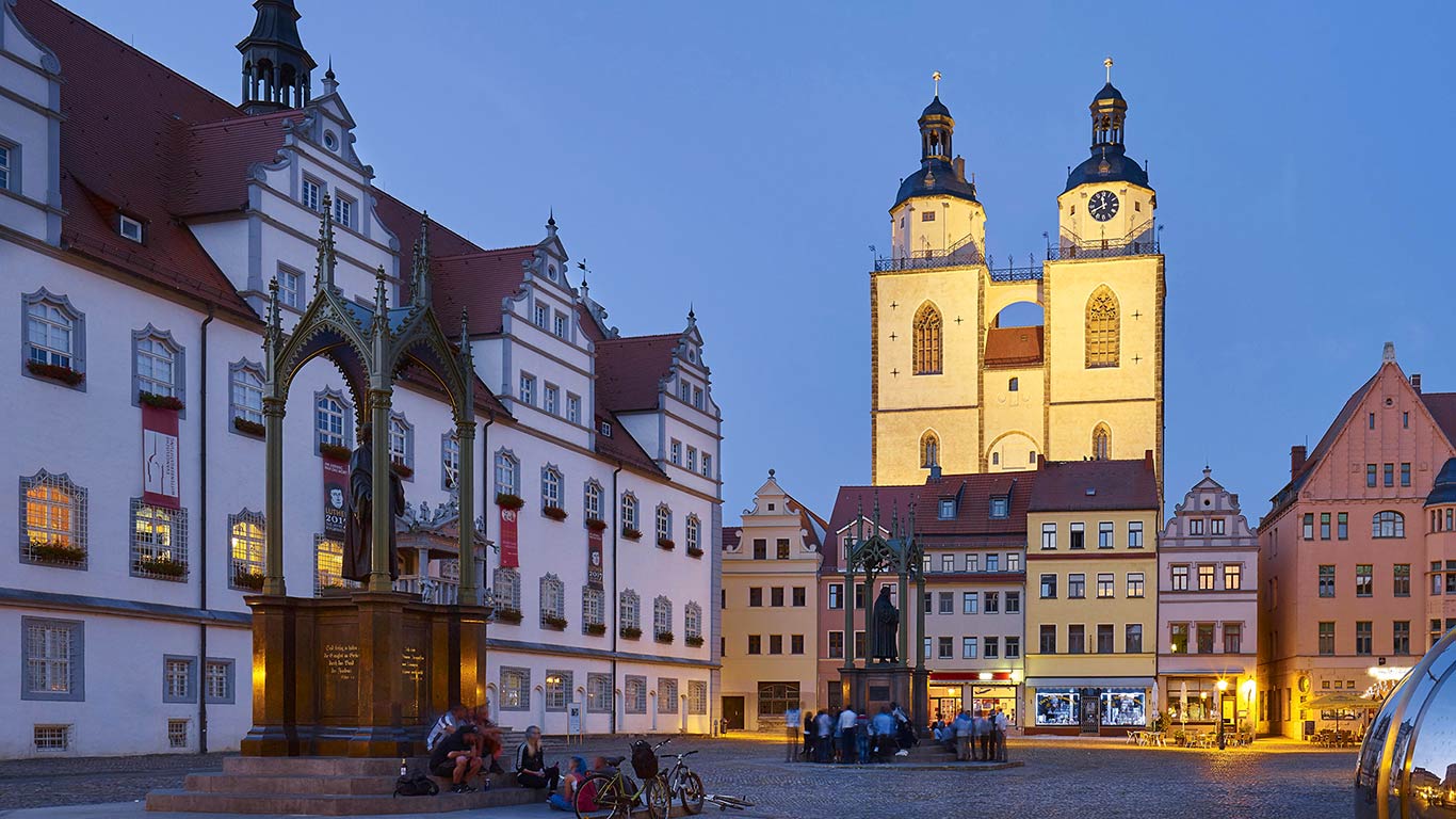 Marktplatz mit Altem Rathaus und Stadtkirche, Lutherstadt Wittenberg, Sachsen-Anhalt, Deutschland (© Novarc Images/Alamy)(Bing Deutschland)
