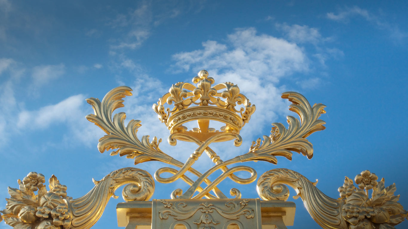 Détail de la grille du château de Versailles montrant une couronne en or (© Dan Costa/Alamy)(Bing France)