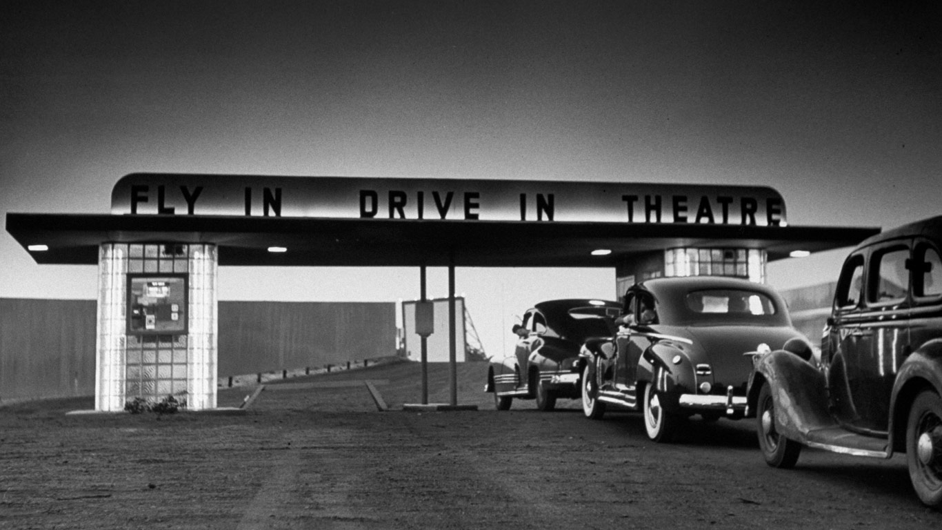 Customers arriving at the Fly-In Drive-in Theater in Wall Township, New Jersey (© Martha Holmes/Time Life Pictures/Getty Images)(Bing United States)