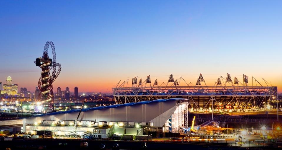 Olympic Park Stadium, ArcelorMittal Orbit Tower and Aquatics Centre in London (© Charles Bowman/eStock Photo) &copy; (Bing United Kingdom)