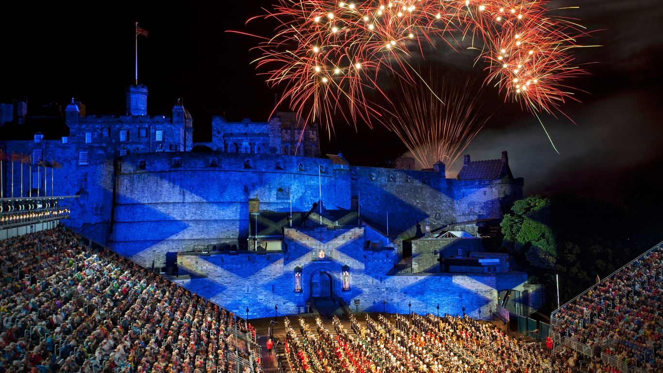 The Saltire projected onto Edinburgh Castle (© Ian Macrae Young/Alamy)(Bing United Kingdom)