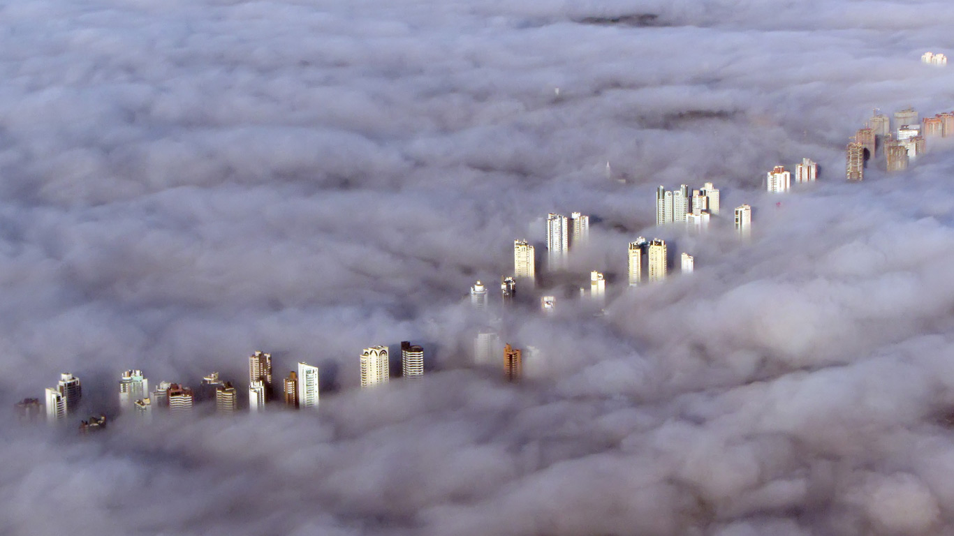 ｢霧に覆われるクリチバ｣ブラジル, パラナ州 (© Quandt Photography/Getty Images)(Bing Japan)