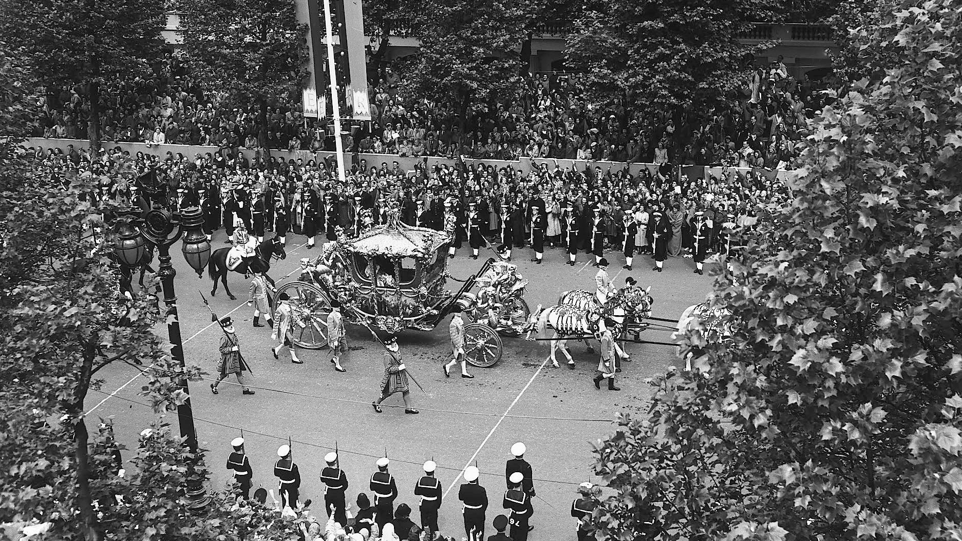The coronation of Queen Elizabeth II, 2 June 1953 (© Mirrorpix/Alamy)(Bing United Kingdom)