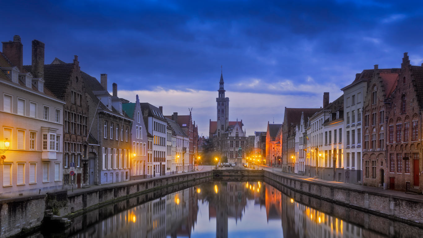 Jan van Eyckplein in Brügge, Belgien (© Aliaume Chapelle/Tandem Stills + Motion)(Bing Deutschland)