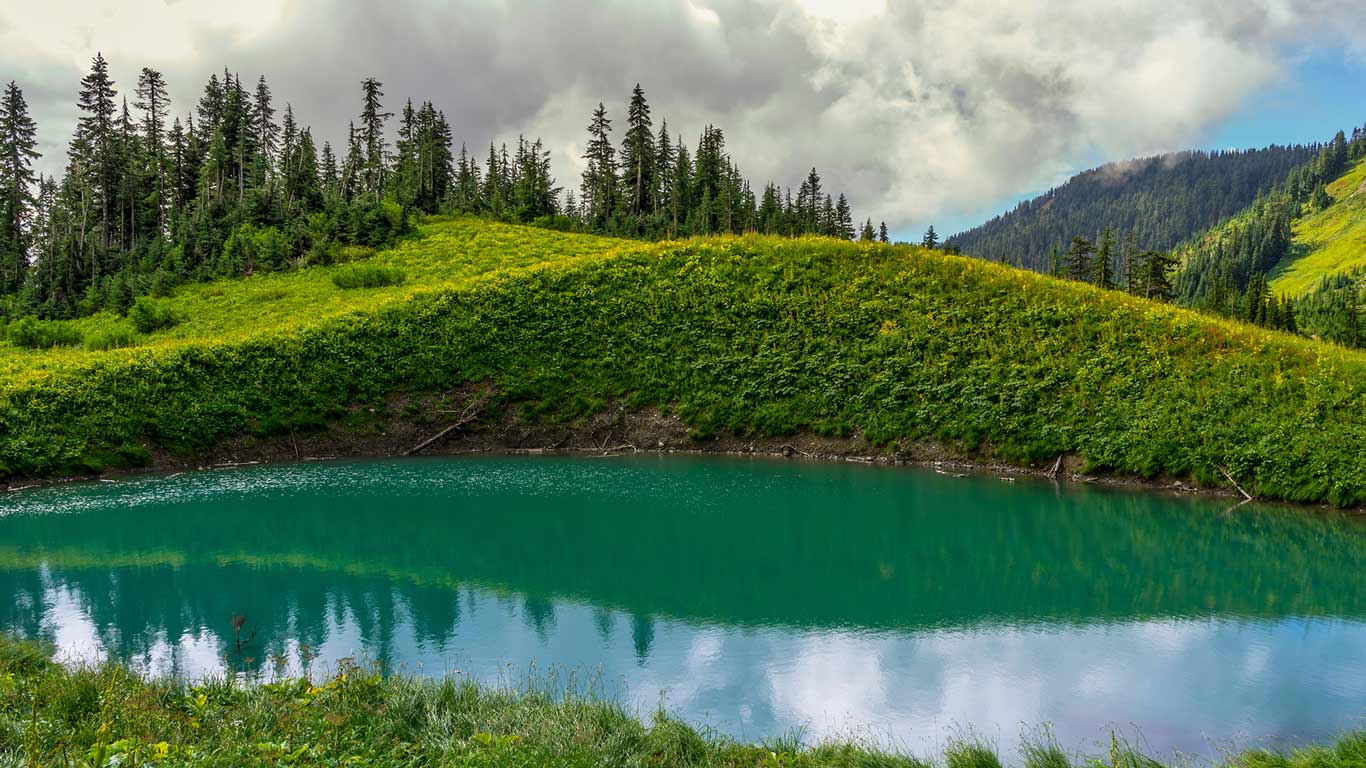 Spoon Lake, Mt. Cheam, Chilliwack, BC, Canada (© Jason Wilde/Tandem Stills + Motion)(Bing Canada)