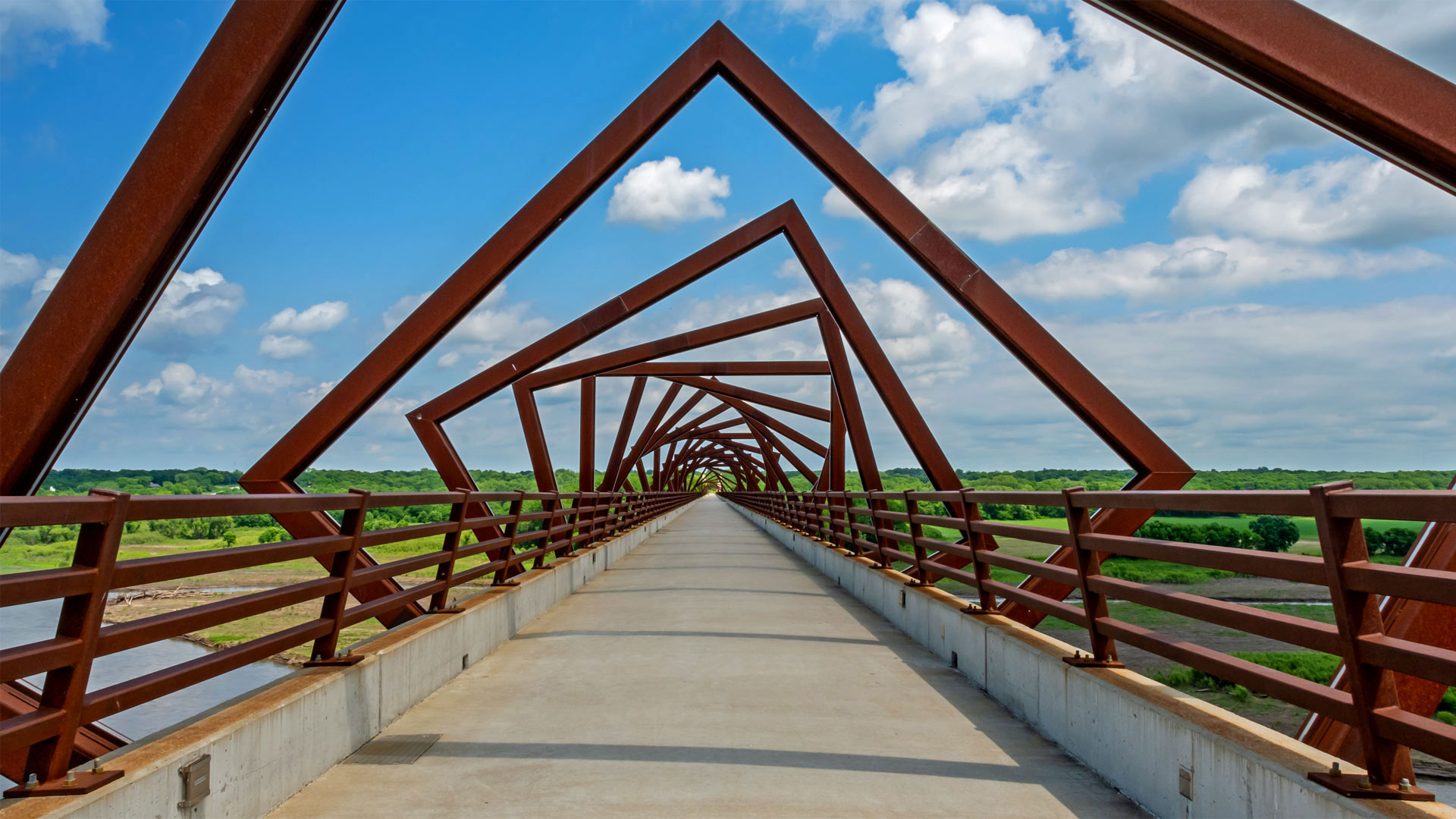The High Trestle Trail Bridge in Iowa, USA (© Kelly van Dellen/Getty Images Plus)(Bing United Kingdom)