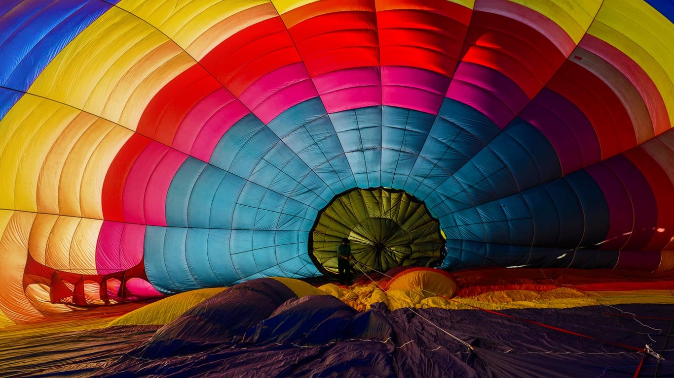 Hot air balloon inflating for the Winthrop Balloon Festival in Washington State (© Muralee Raghavan)(Bing Canada)