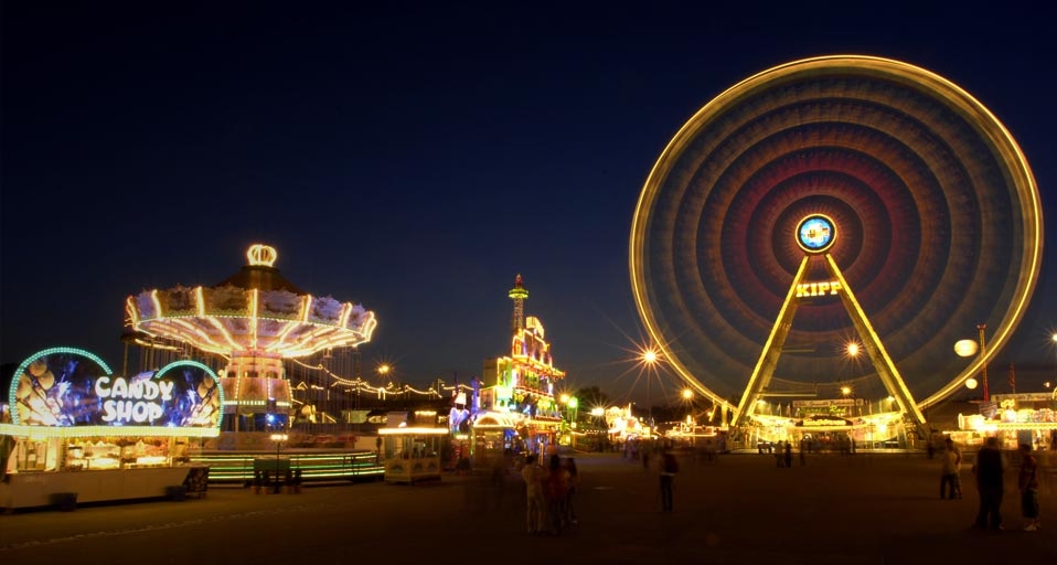 Rummelplatz mit Riesenrad und Kettenkarussell – Michael Weber/Photolibrary &copy; (Bing Germany)