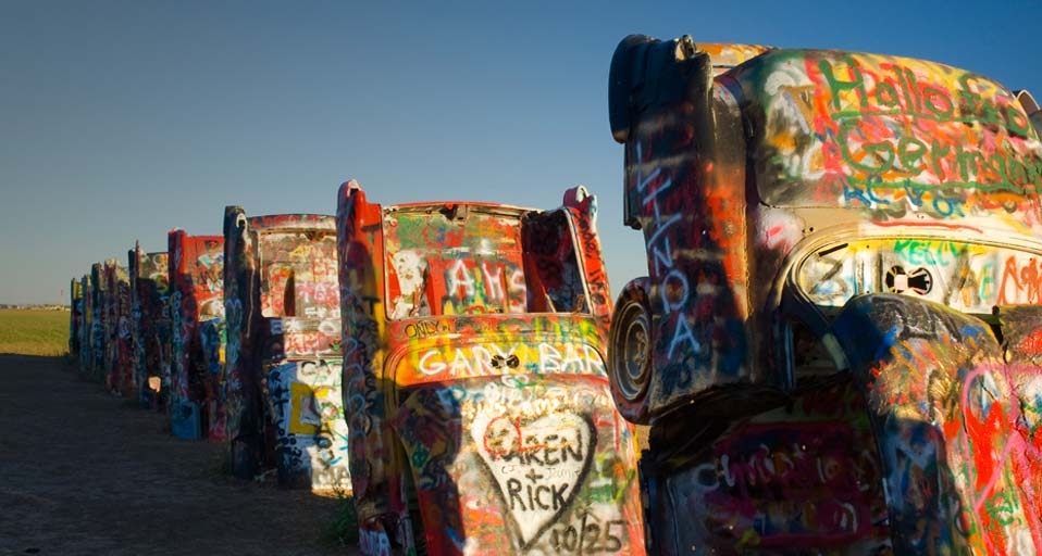 Alte Cadillacs ragen aus dem Boden neben der Route 66 in Amarillo, Texas – Jon Arnold Images/DanitaDelimont.com &copy; (Bing Germany)