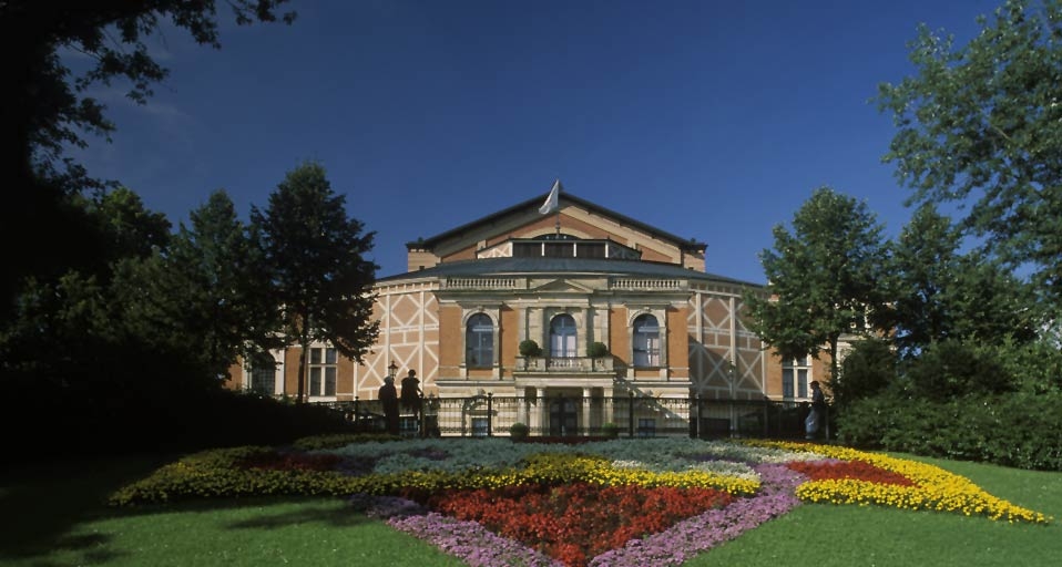Festspielhaus der Richard-Wagner-Festspiele auf dem Grünen Hügel in Bayreuth – Siepmann / imagebroker.net / Photolibrary &copy; (Bing Germany)