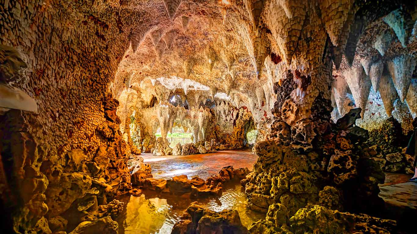 The crystal grotto of Painshill, a park in Cobham, England (© Think James Photo/Gallery Stock)(Bing United Kingdom)