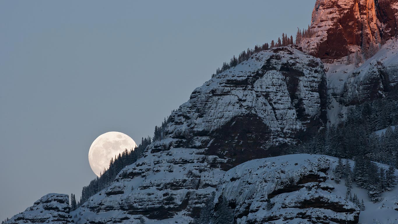 Moonrise over Yellowstone National Park, USA (© Tom Murphy/Getty Images)(Bing United Kingdom)