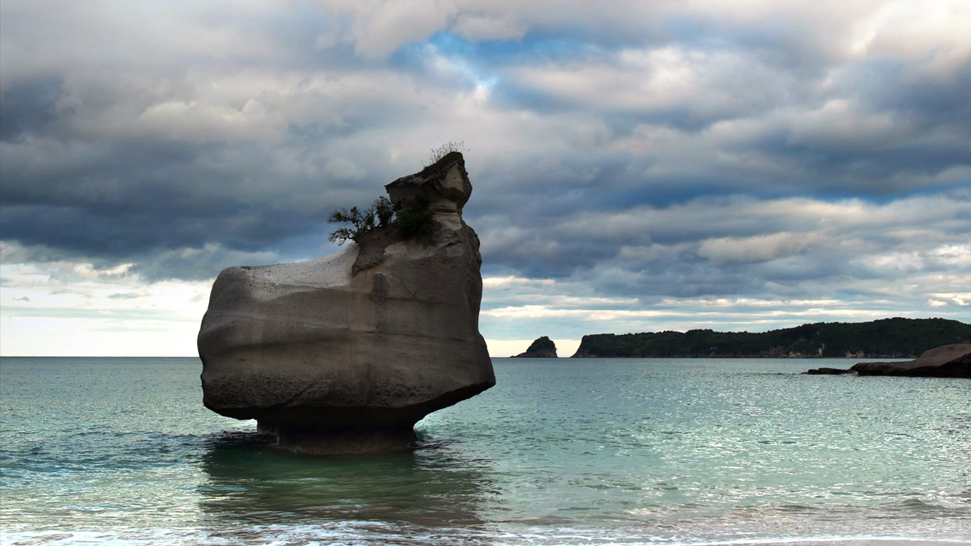 Eroding rock at Cathedral Cove on North Island, New Zealand (© crbellette/Shutterstock)(Bing United Kingdom)