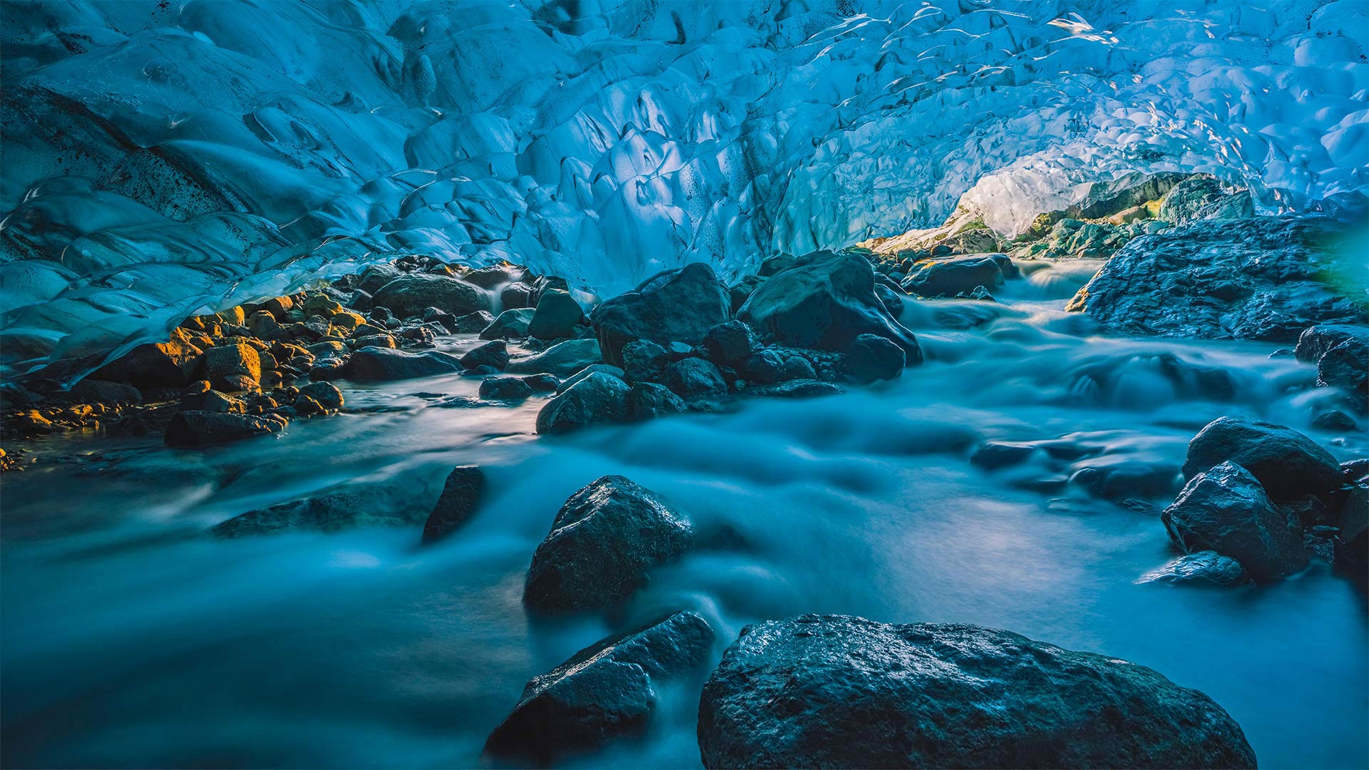 Fluss in einer Gletscherhöhle, Vatnajökull, Island (© Marco Bottigelli/Getty Images)(Bing Deutschland)