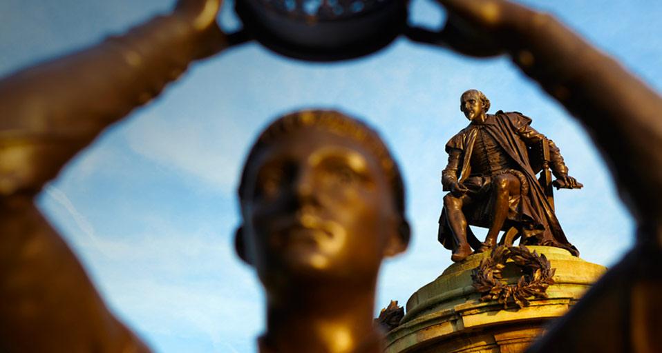 Statue of William Shakespeare and Prince Hal, Gower Memorial, Stratford-Upon-Avon, England (© Richard Taylor/4Corners)(Bing United Kingdom)