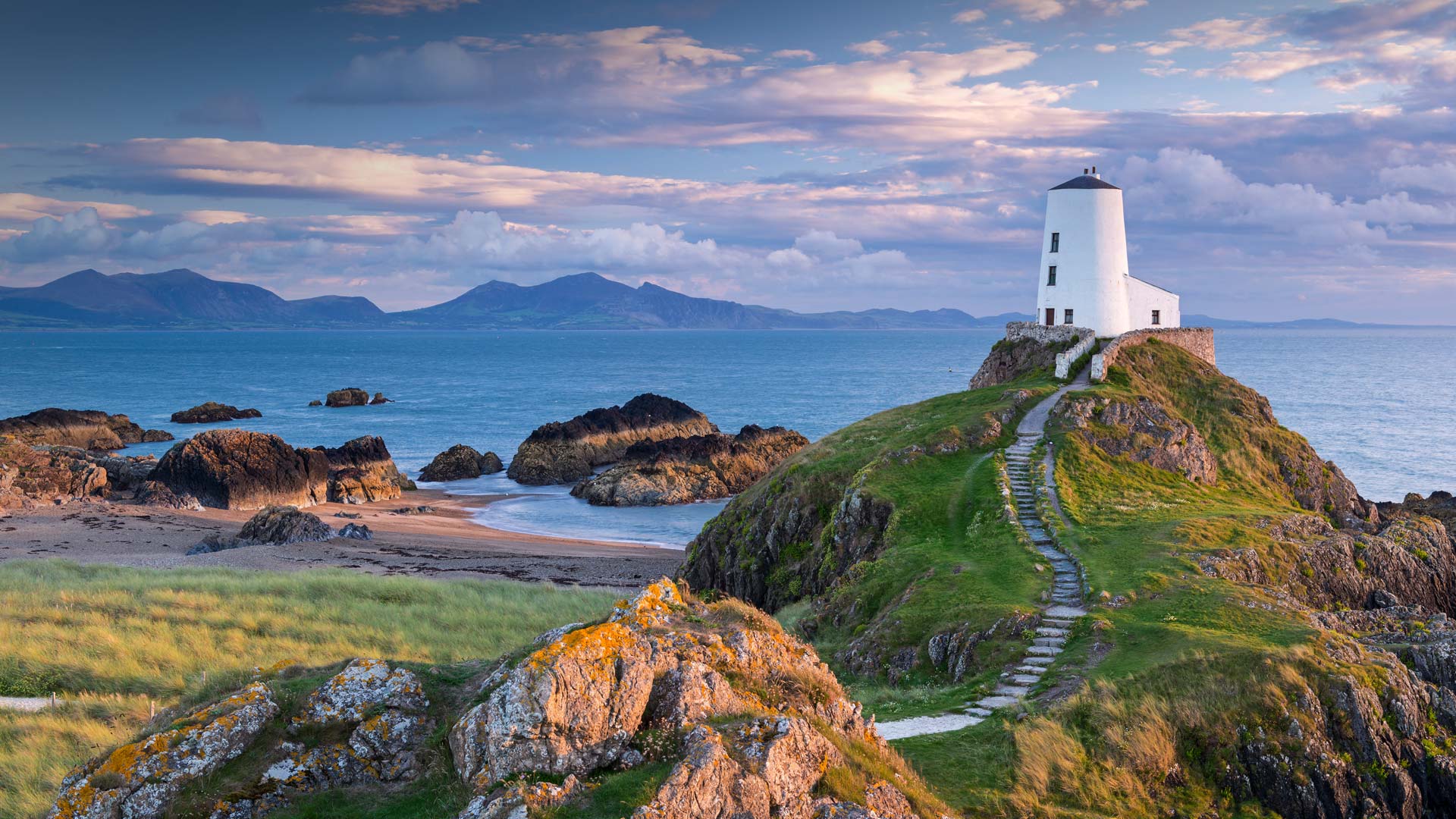 Tŵr Mawr lighthouse on Llanddwyn Island in Anglesey, North Wales (© Jon Arnold/DanitaDelimont.com)(Bing United Kingdom)