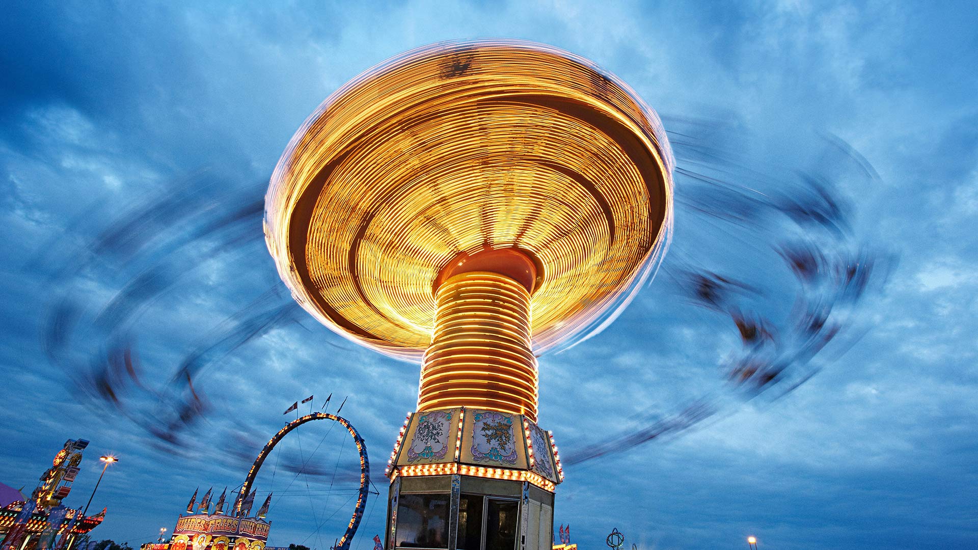 Blurred view of ride at the Canadian National Exhibition, Toronto (© Tetra Images LLC/Alamy Stock Photo)(Bing Canada)