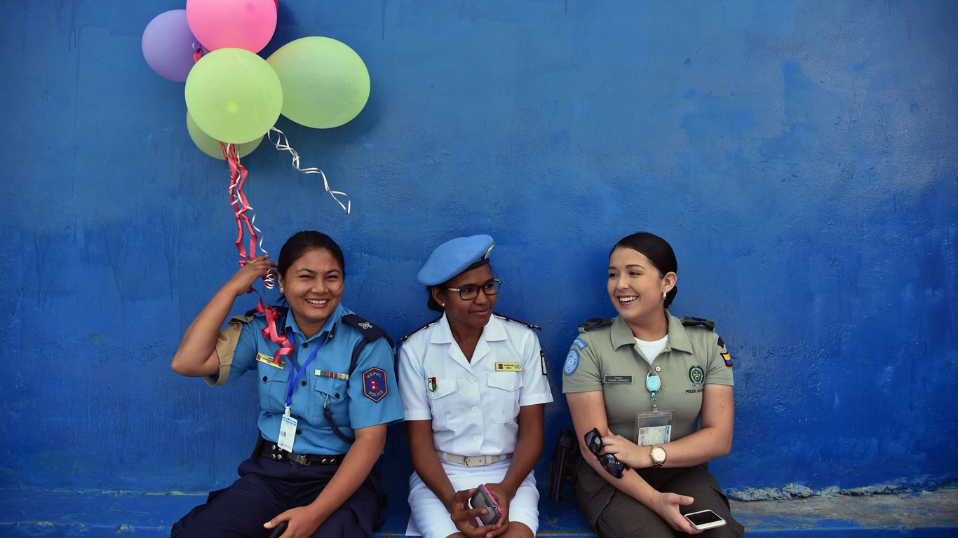 Polizistinnen der Stabilisationsmission der Vereinten Nationen in Haiti beim Besuch einer Feier zum Internationalen Frauentag im Jahr 2016 (© Hector Retamal/AFP/Getty Images)(Bing Deutschland)