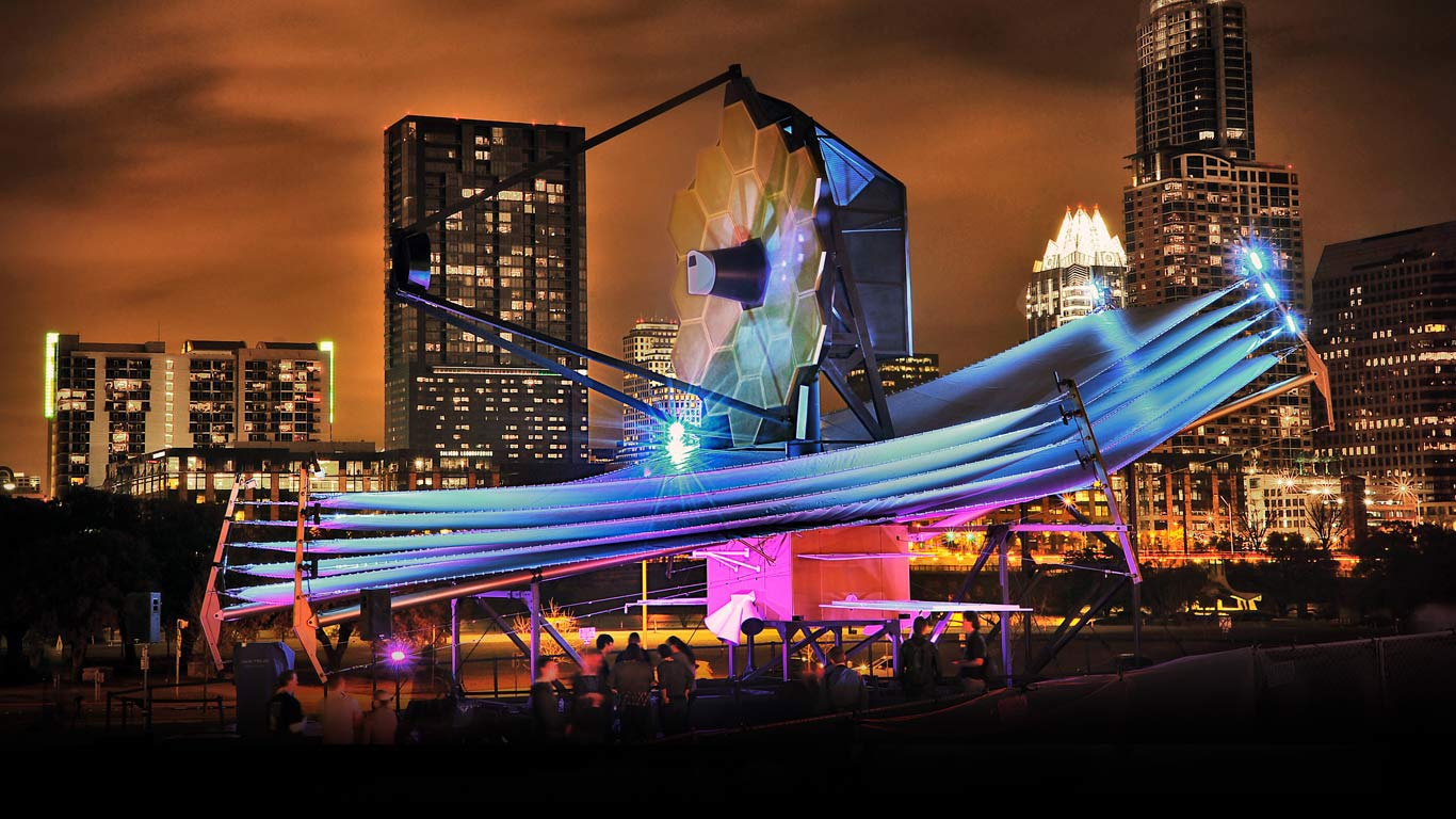 Full-scale model of the James Webb Space Telescope on display in Austin, Texas, USA (© NASA)(Bing United Kingdom)