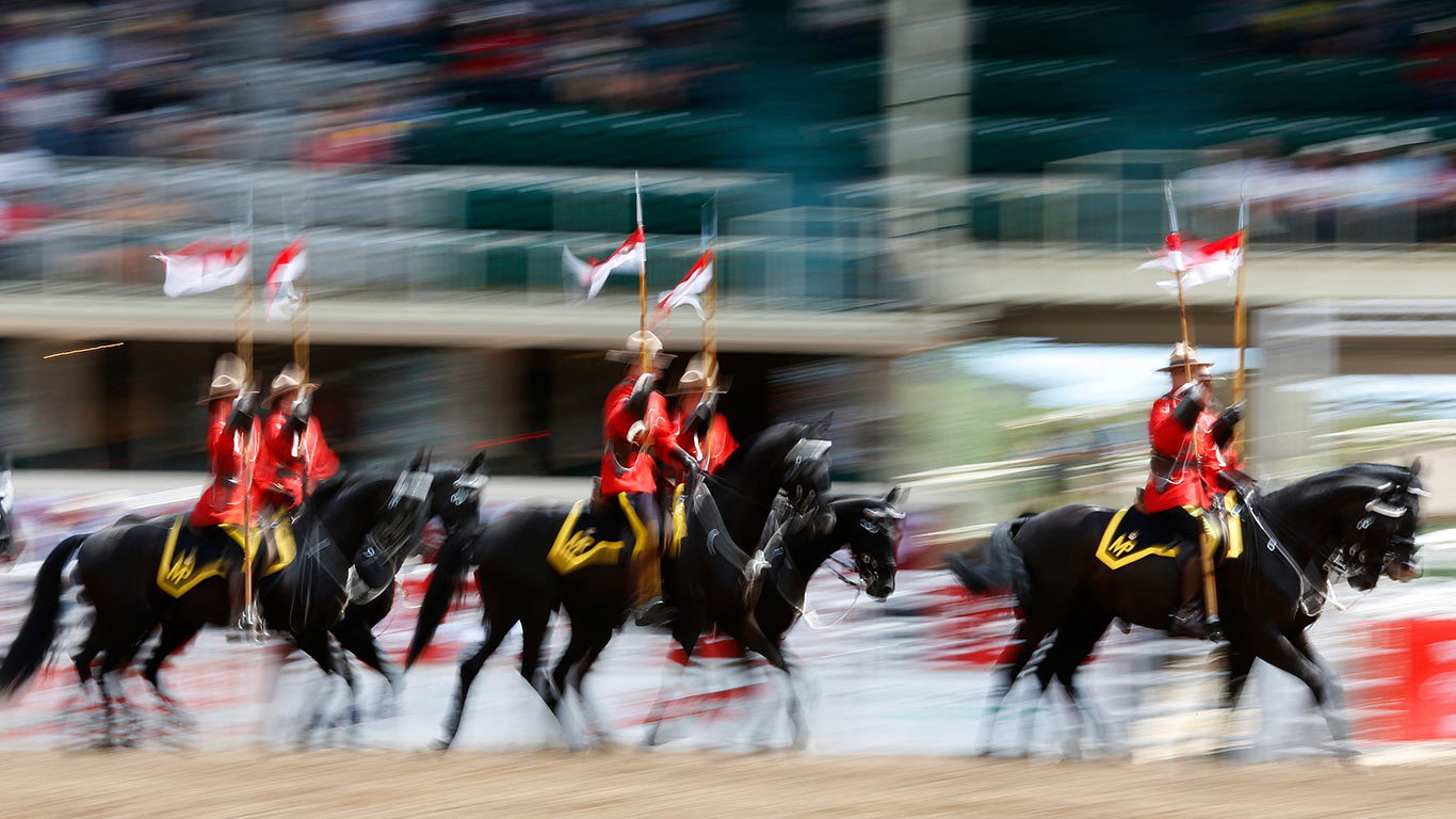 The Royal Canadian Mounted Police Musical Ride at the Calgary Stampede Rodeo in Calgary (© REUTERS/Todd Korol)(Bing Canada)