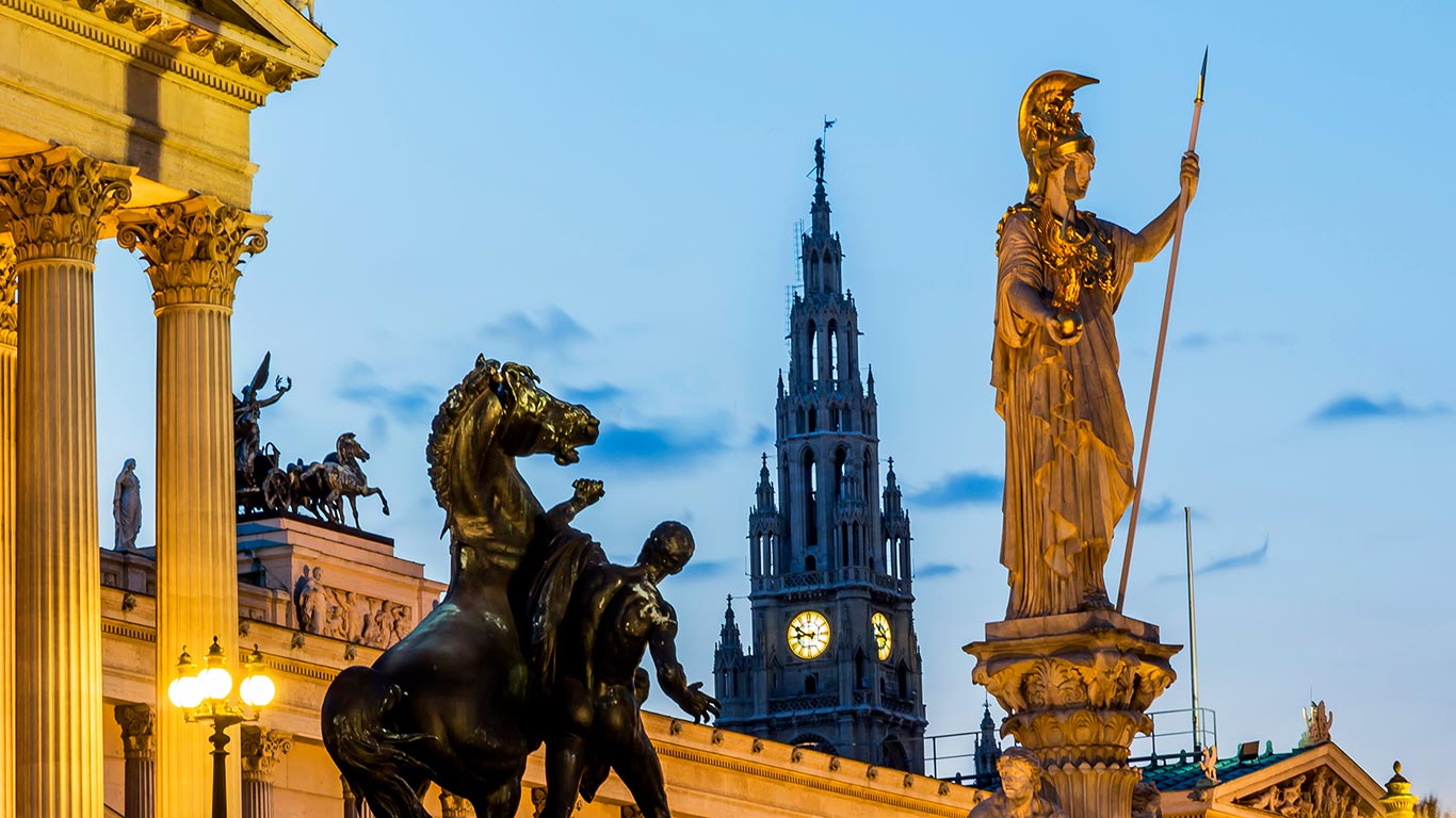 ｢オーストリア国会議事堂｣オーストリア, ウィーン (© Westend61/Getty Images)(Bing Japan)