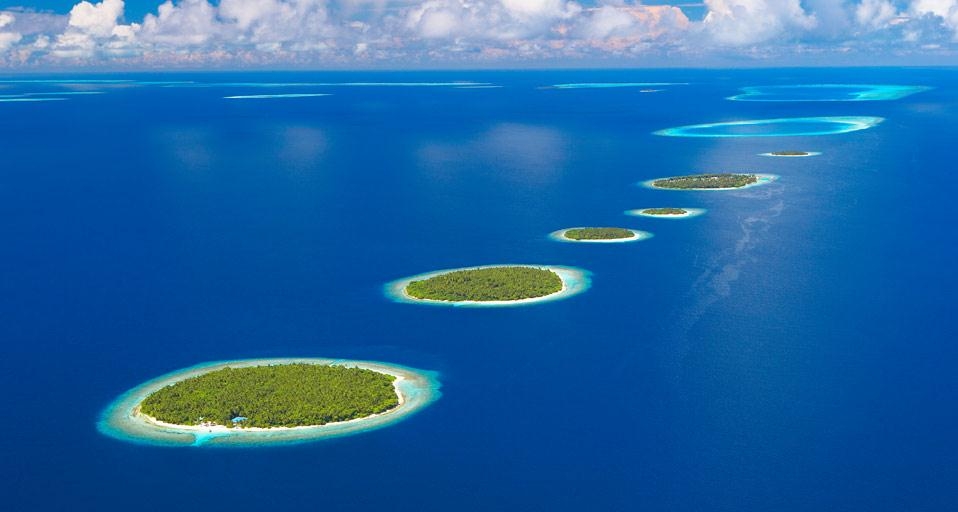 Aerial view of Southern Maalhosmadulu Atoll, Maldives (©Sakis Papadopoulos/Getty Images) &copy; (Bing United Kingdom)