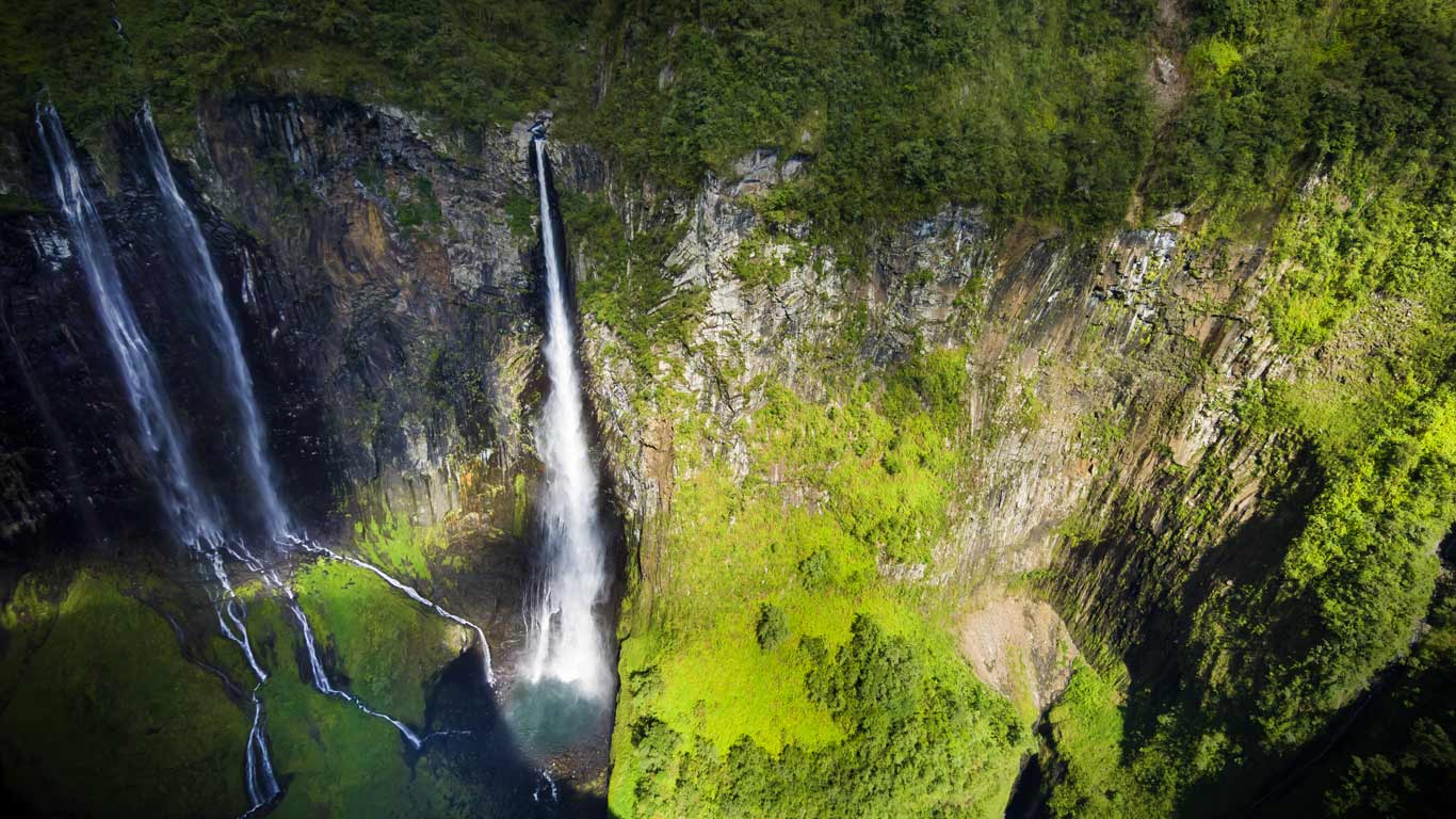 Vue aérienne du Trou de Fer dans le massif du Piton des Neiges, île de La Réunion (© Franck Charton/Corbis)(Bing France)