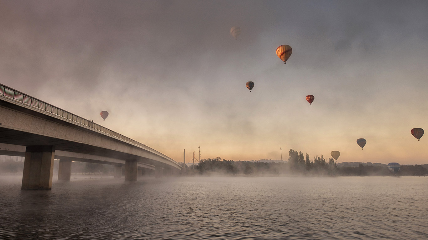 Hot air balloons seen from Lake Burley Griffin, Canberra, Australian Capital Territory (© Peter Guo/500px)(Bing Australia)