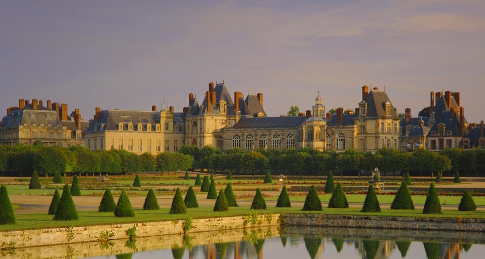 Chateau de Fontainebleau, Seine-et-Marne, Ile-de-France, France -- Gavin Hellier/Photolibrary &copy; (Bing United Kingdom)