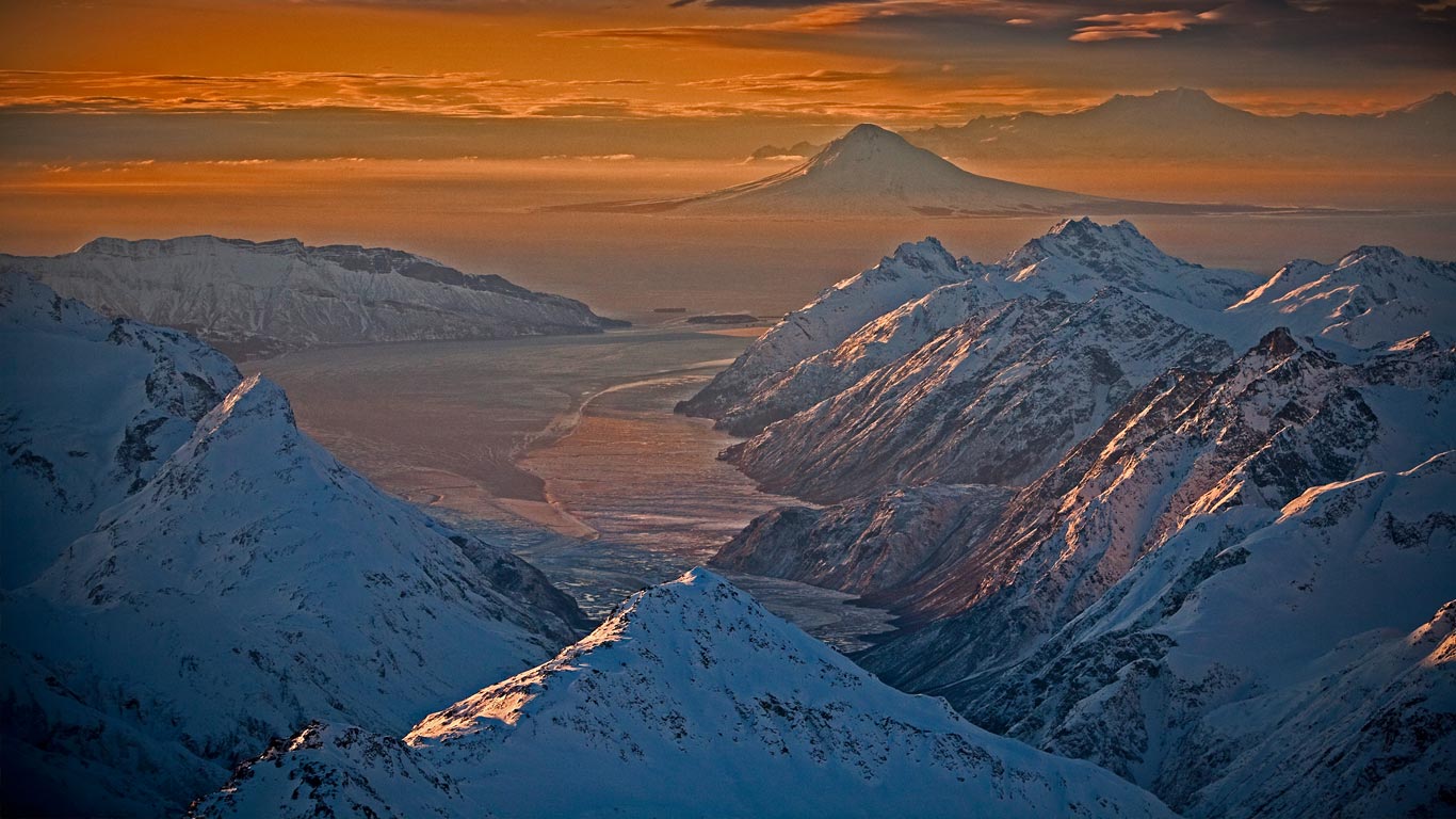 Chigmit Mountains and Lake Clark National Park and Preserve, Alaska (© Ian Shive/Tandem Stills + Motion)(Bing Canada)