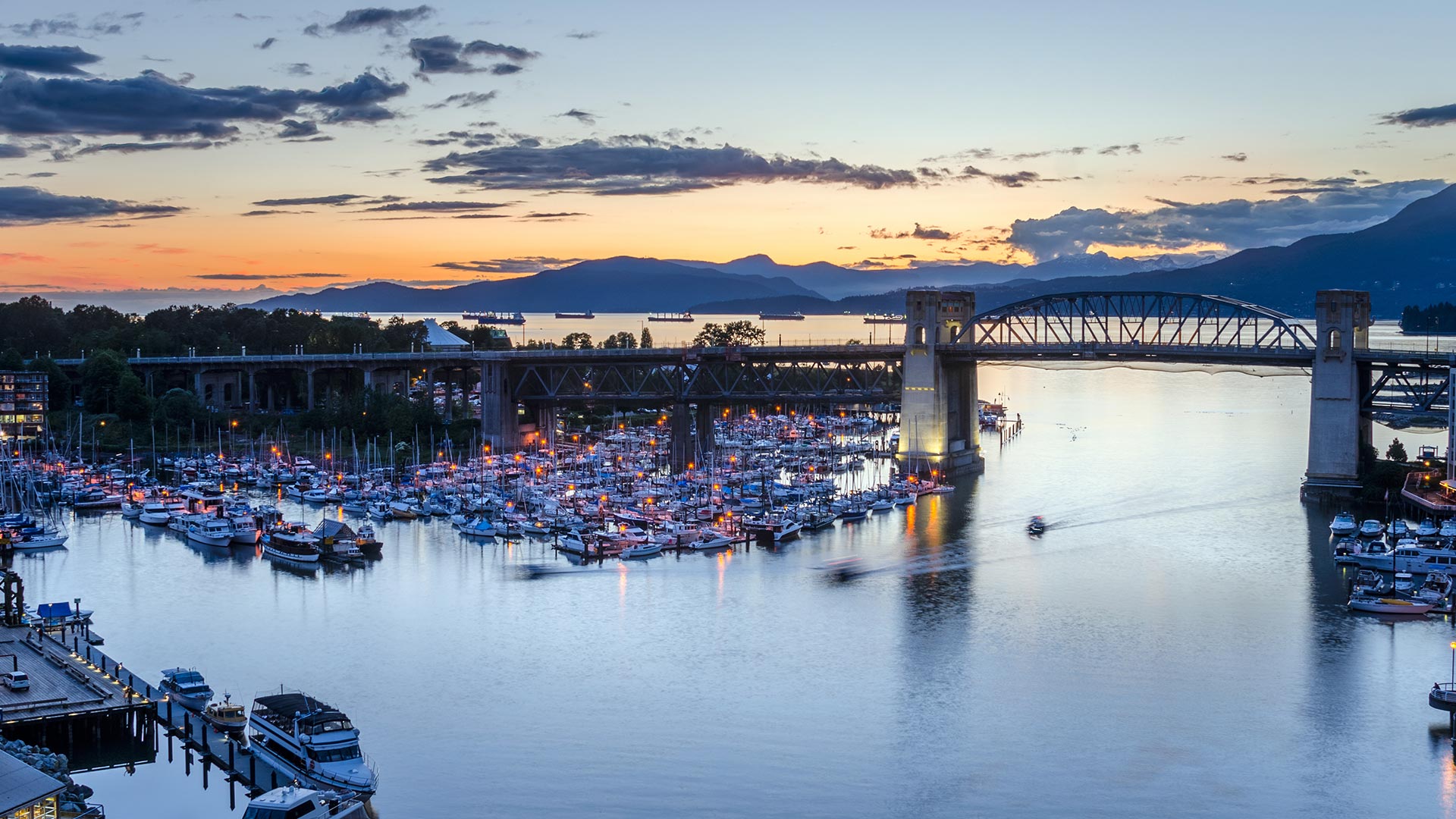 Granville Island marina in Vancouver (© Albert Pego/Shutterstock)(Bing Canada)