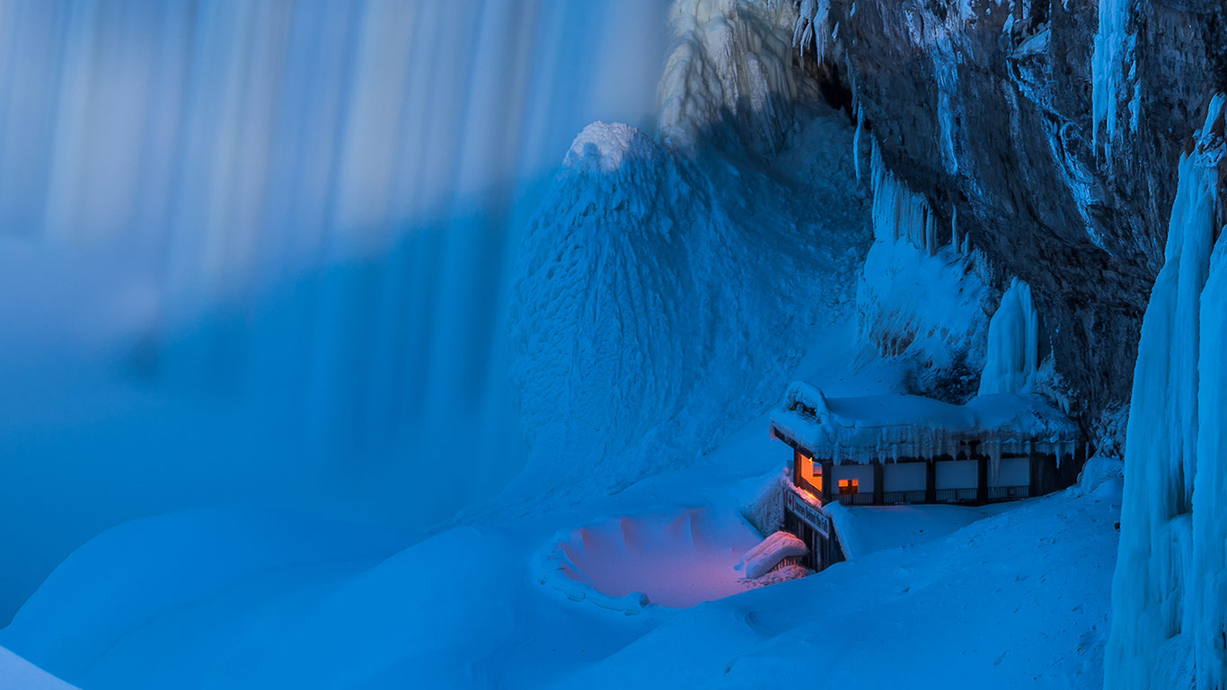 Journey Behind the Falls in winter in Niagara Falls, Ont. (© Larissa Sakhnenko/500px)(Bing Canada)