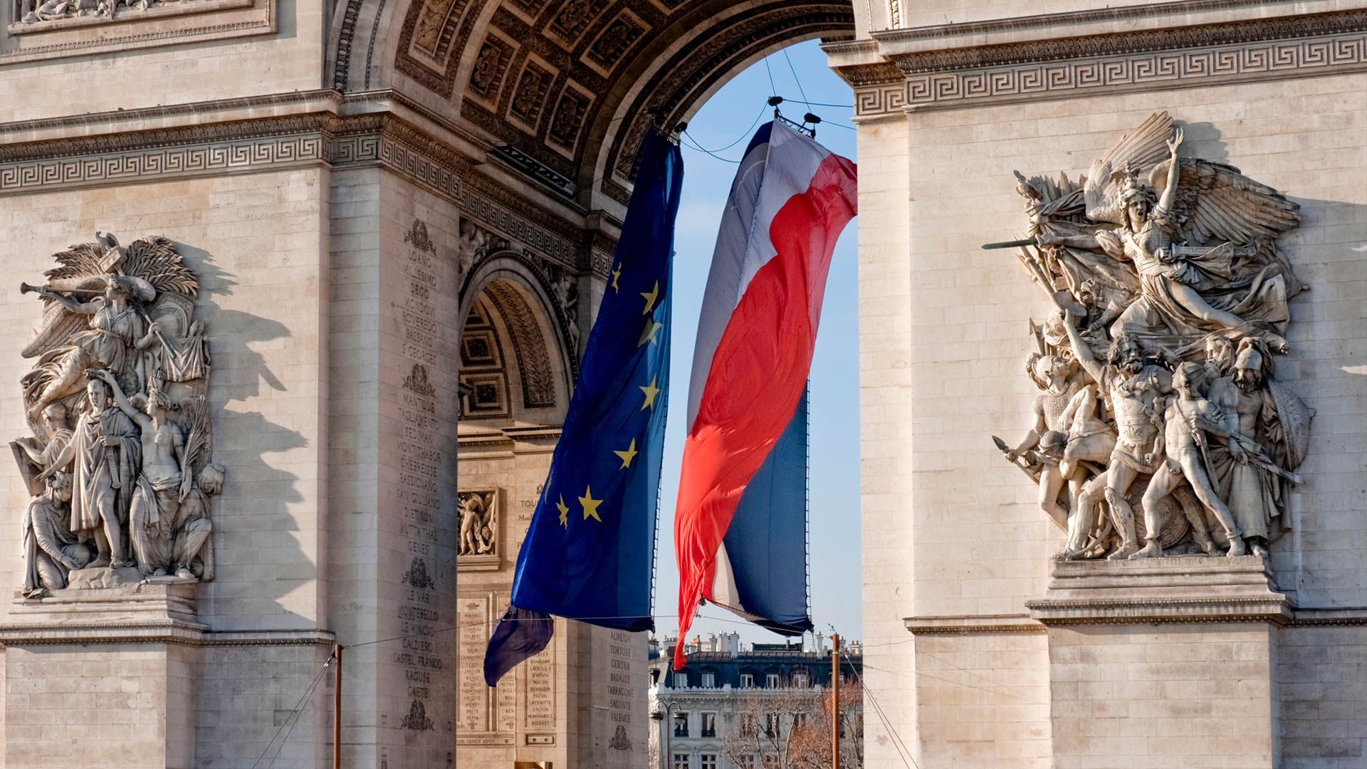 Drapeaux de la France et de l’Europe flottant sous l’Arc de Triomphe, Paris (© genekrebs/iStock/Getty Images Plus/Getty Images)(Bing France)