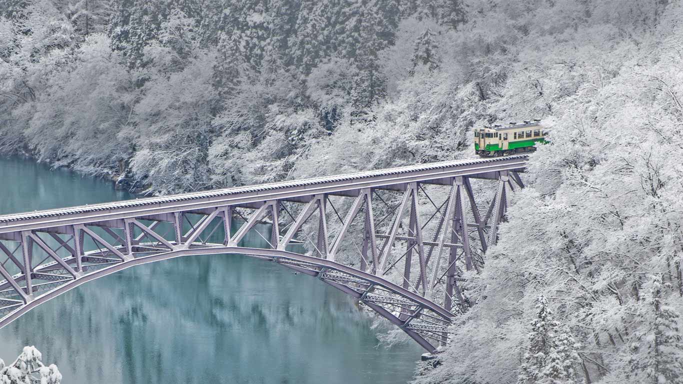 Train crossing the Tadami River near Mishima village in Japan (© Nuttapoom Amornpashara/Getty Images)(Bing United Kingdom)