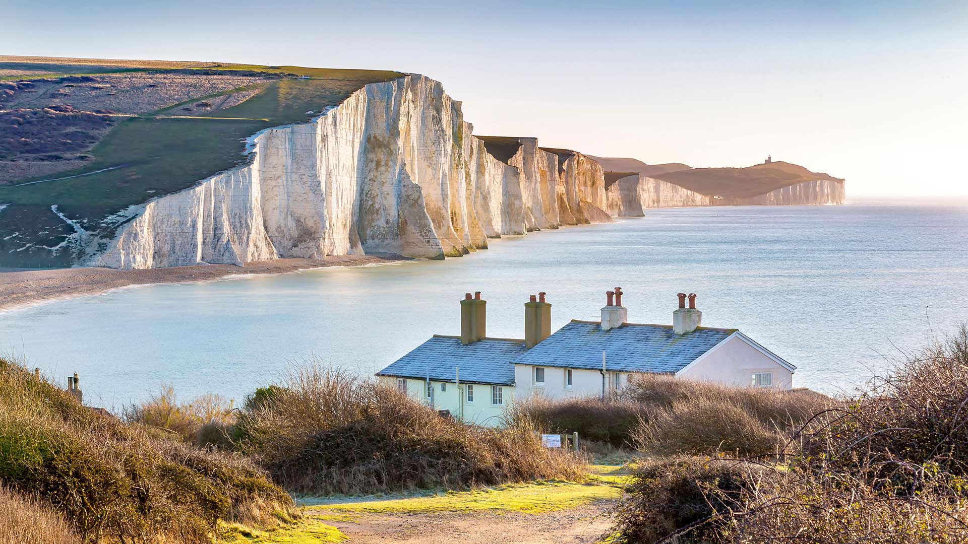 Küstenwache-Häuschen und Seven Sisters nahe Eastbourne, East Sussex, England (© Paul Daniels/Alamy Stock Photo)(Bing Deutschland)