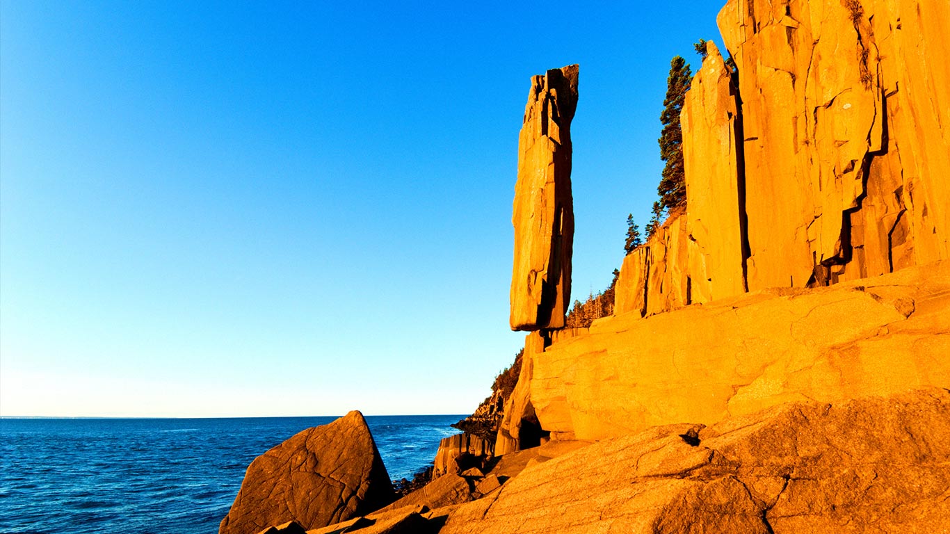 The Balancing Rock, Long Island Nova Scotia, Canada (© Thomas Kitchin & Victoria Hurst/All Canada Photos/Alamy)(Bing Canada)
