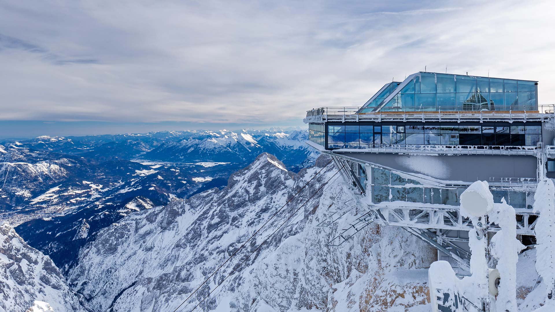 Bergstation der Seilbahn Zugspitze bei Grainau, Garmisch-Partenkirchen, Bayern (© Robert Jank/Alamy)(Bing Deutschland)
