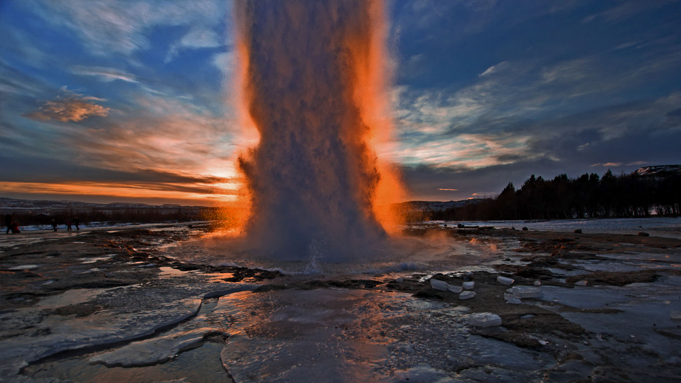 Strokkur geyser near the Hvítá River in Iceland (© Zinaida Sopina/Shutterstock)(Bing United Kingdom)