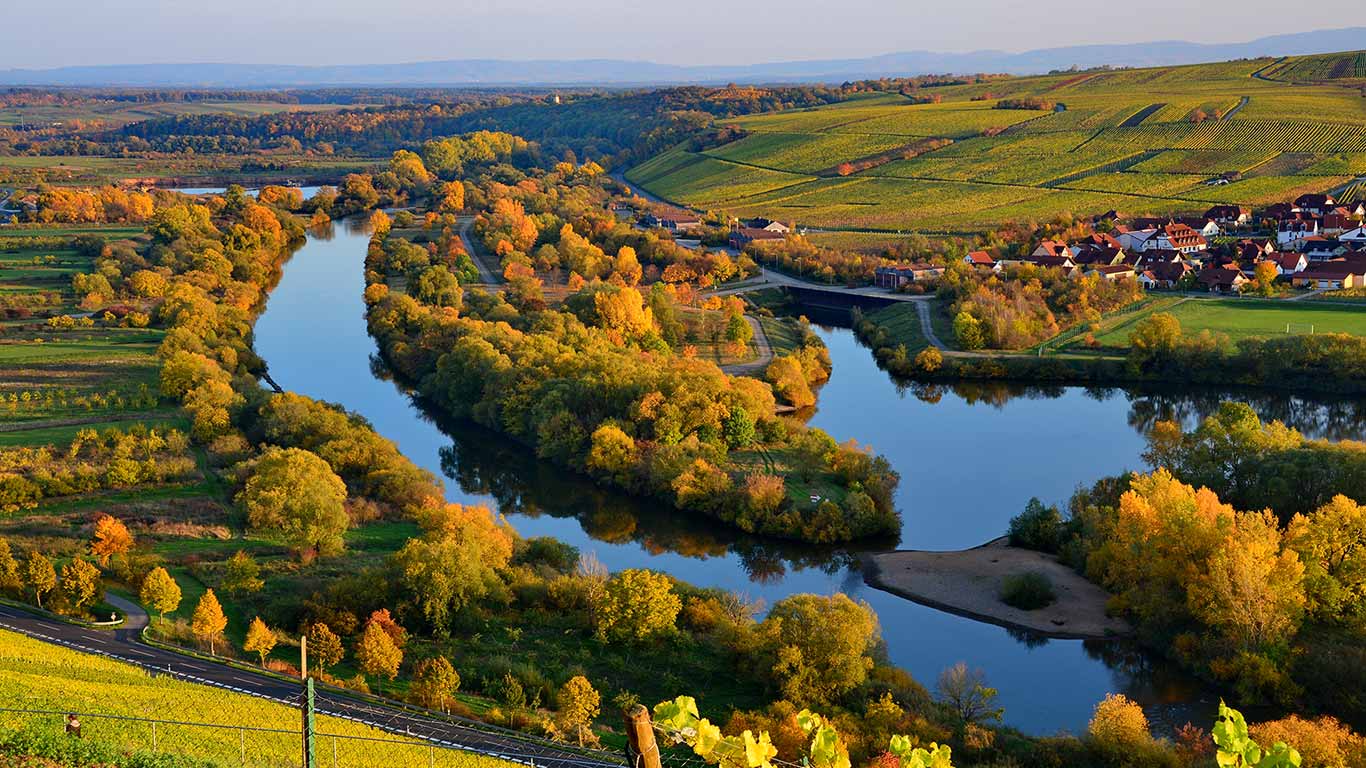 Mainschleife bei Nordheim, Bayern, Deutschland (© Rüdiger Hess/geo-select FotoArt)(Bing Deutschland)